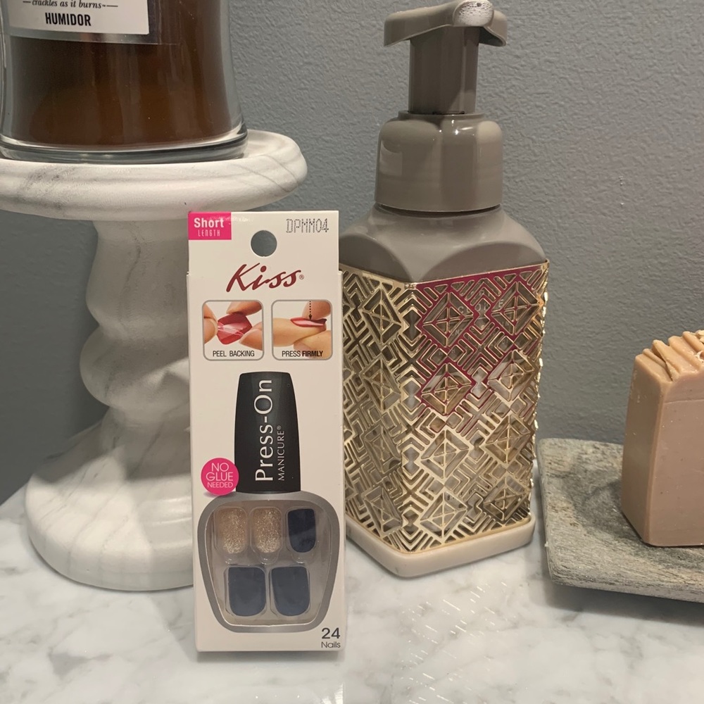 Press on nails